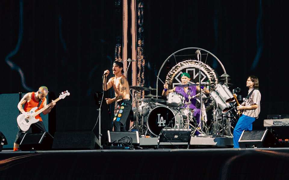 Red Hot Chili Peppers — In which year was the band Red Hot Chili Peppers officially formed?