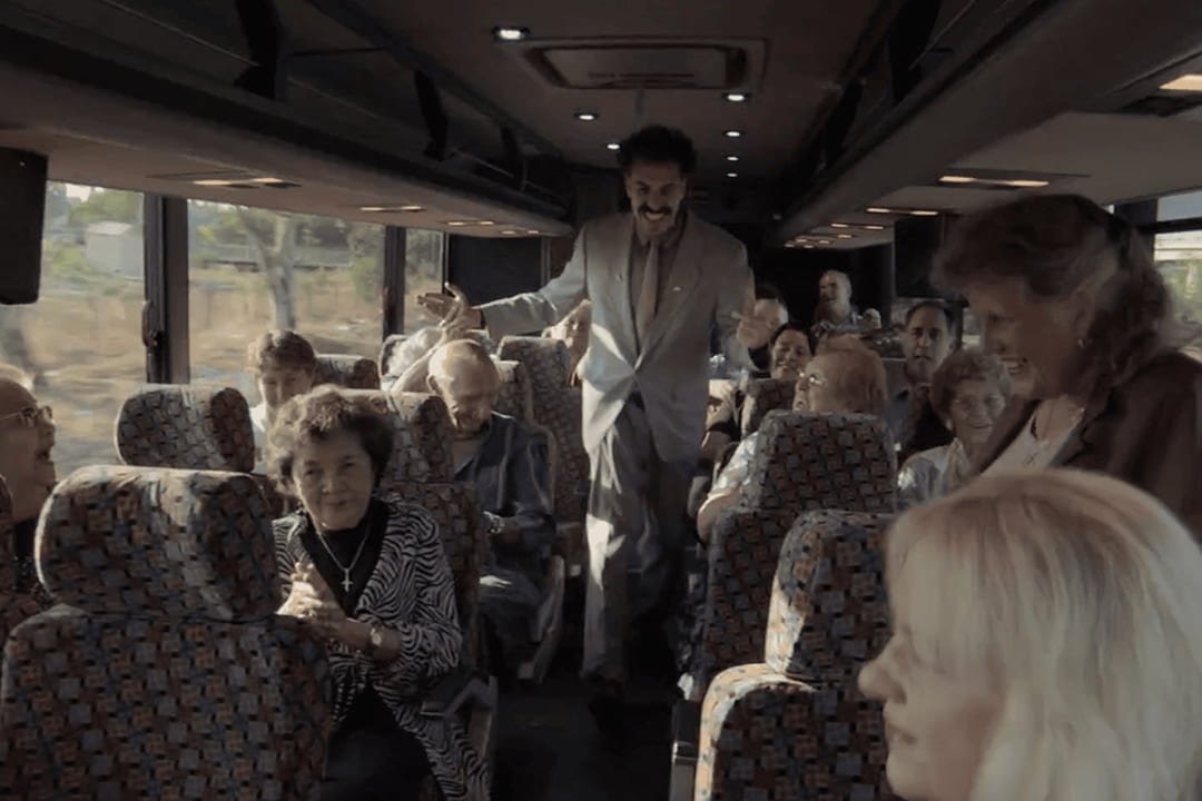 ¡Piensa como Borat! — Estás en un autobús con una gallina. ¿Qué haces cuando la gente se queja?