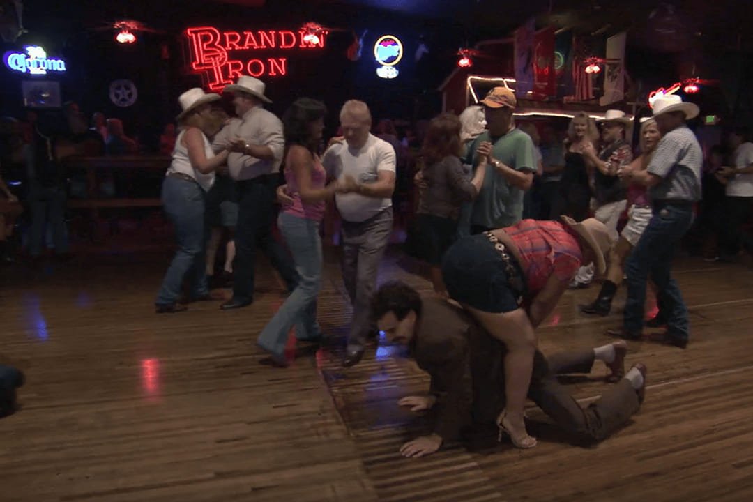 ¡Piensa como Borat! — Estás en una cita con una americana. ¿Cómo la impresionas?