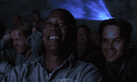 Um Sonho de Liberdade: teste sobre o filme — O que Andy faz para melhorar as condições na prisão?