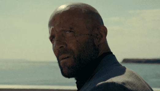 The Beekeeper: verità o finzione? — È vero che Adam fugge dalla scena del crimine su una moto che ha nascosto nella foresta?