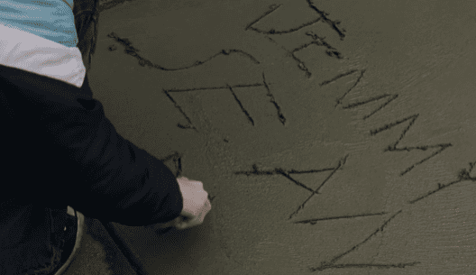 Mystic River: Film-Test — Welches Spiel spielen die Jungs auf der Straße in der Kindheitsszene?