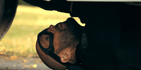 The Beekeeper: verità o finzione? — È vero che Adam uccide Derek con un colpo alla testa nella residenza presidenziale?