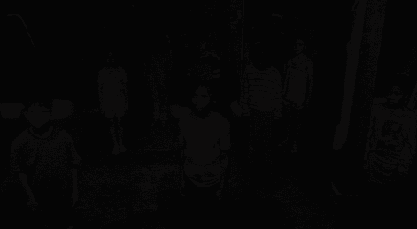 A Hora do Mal: desaparecidos às 2:17 — Quem é o primeiro no filme a ver as crianças desaparecidas no porão?