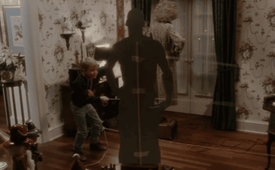 La trama de la película «Solo en casa» — ¿Qué juguete utilizó Kevin para simular una fiesta?