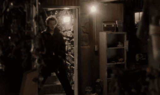 La trama de la película «Solo en casa» — ¿Qué provocó que Marv recibiera un golpe de plancha en la cara?