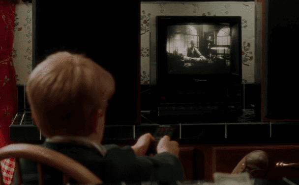 La trama de la película «Solo en casa» — ¿Qué película de gánsteres vio Kevin para asustar a los ladrones?