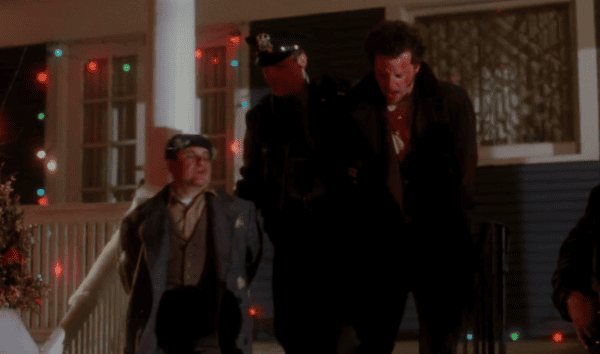 La trama de la película «Solo en casa» — ¿Por qué Marv proponía dejar el agua corriendo en las casas?