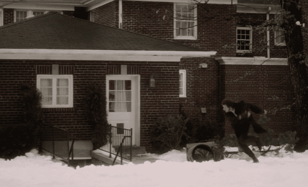 La trama de la película «Solo en casa» — ¿Con qué ‘obsequió’ Kevin a los ladrones a través de la puerta durante el primer encuentro?