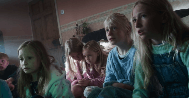 28 Anos Depois — Qual desenho animado as crianças estão assistindo no início do filme?