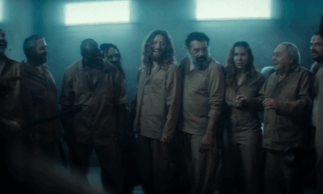 L&rsquo;intrigue du film « La Plateforme 2 » — Quel objet le troisième colocataire de l'héroïne a-t-il choisi comme effet personnel ?