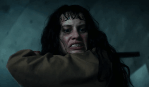 L&rsquo;intrigue du film « La Plateforme 2 » — Quel objet personnel la nouvelle colocataire de la protagoniste a-t-elle apporté avec elle ?