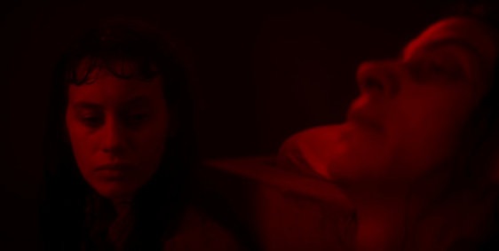L&rsquo;intrigue du film « La Plateforme 2 » — Dans quel but les héroïnes ont-elles décidé de descendre de trois étages de leur propre chef ?
