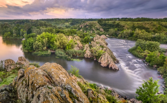 General Geography of Ukraine — Which river is the longest among those that flow entirely within the territory of Ukraine?